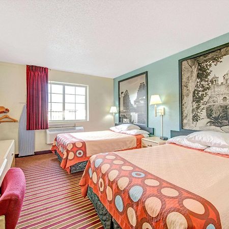 Отель Super 8 By Wyndham San Antonio/Fiesta Экстерьер фото