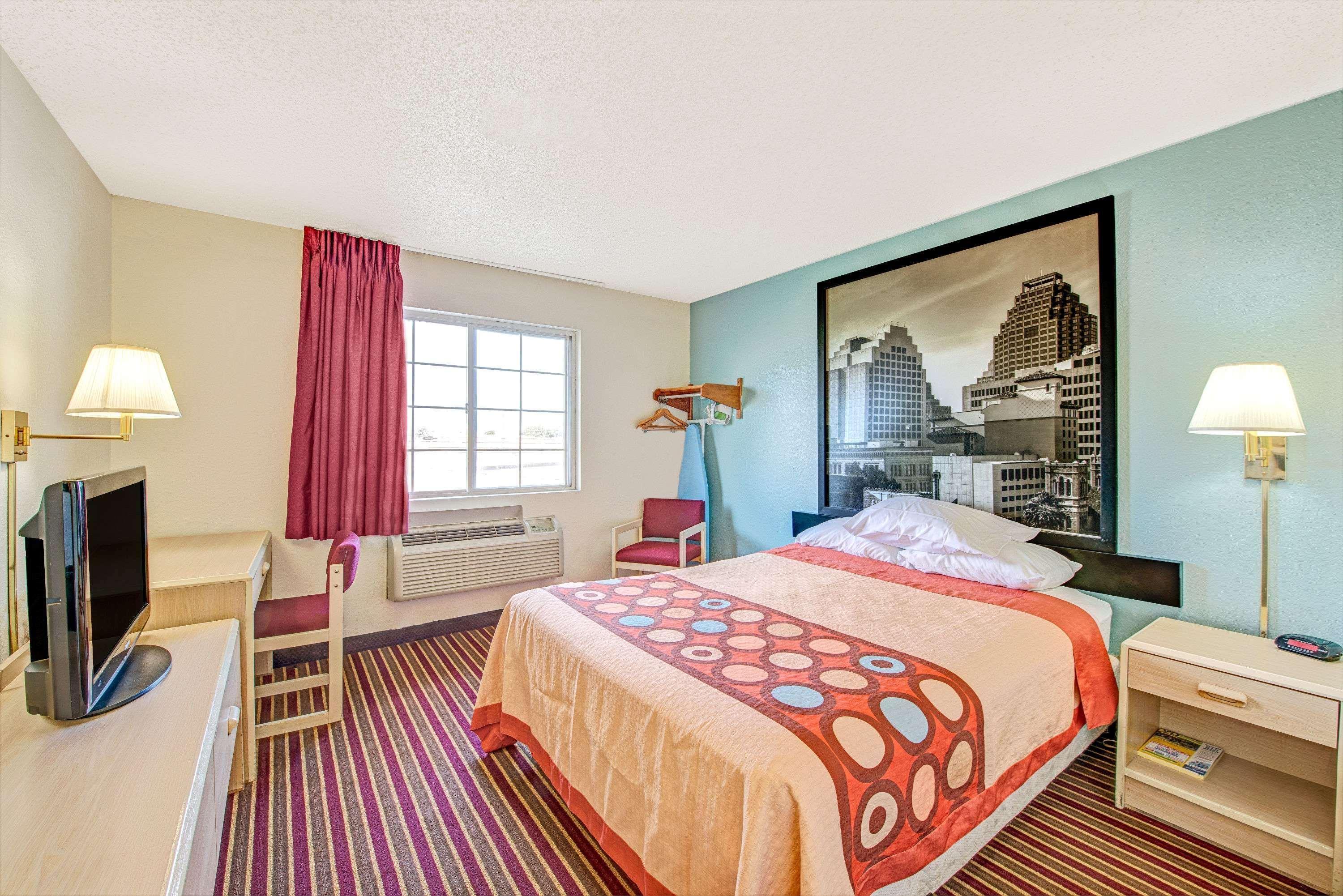 Отель Super 8 By Wyndham San Antonio/Fiesta Экстерьер фото