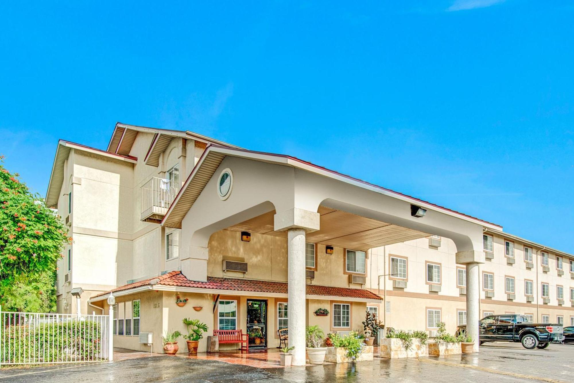 Отель Super 8 By Wyndham San Antonio/Fiesta Экстерьер фото